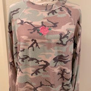 🌹Cozy Camo Print Rose Embroidered Wildfox Baggy Beach Jumper Sweatshirt! 🌹